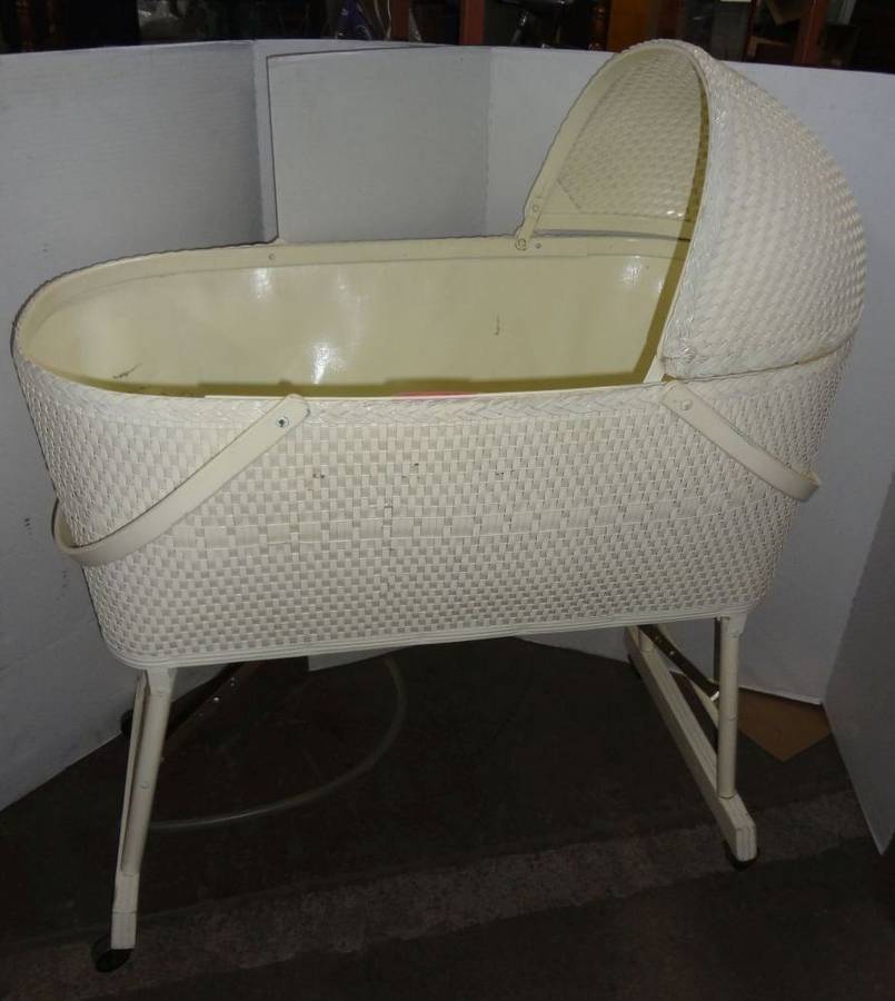 Wicker bassinet best sale with wheels