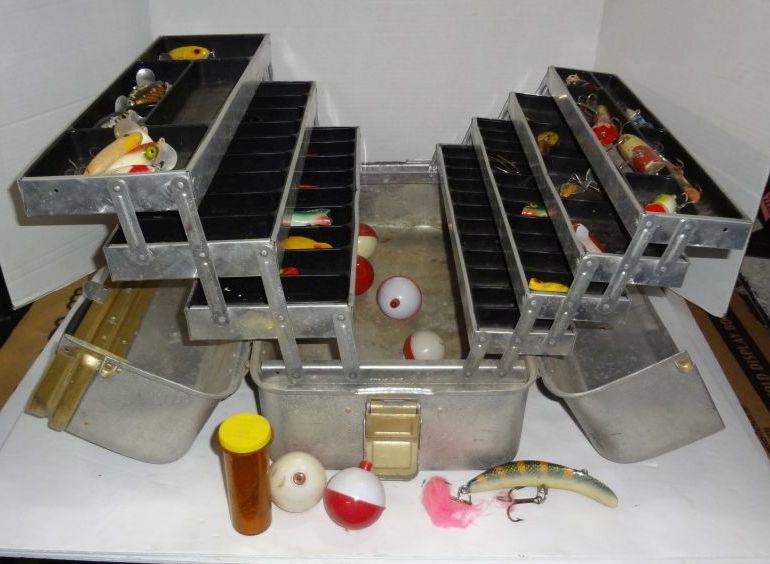 Aluminum Tackle Box - Vintage UMCO 1000A - 7 Trays, Cantilever, has 40  Lures Plus 10 Large Bobbers, Some Lures are Wooden, Vintage Pike & Bass,  Good Condition, 18L x 10W, Closed
