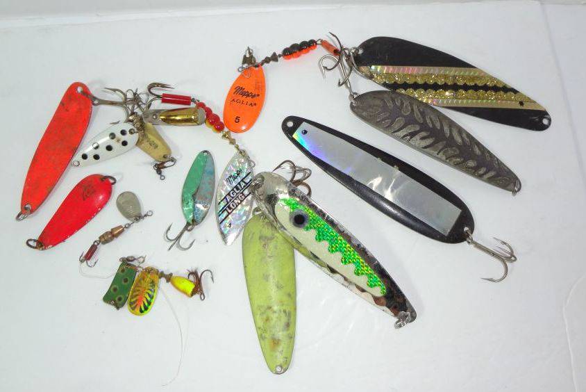 Older Fishing Spoons Lot of Various Lengths, Devil Dog 7600 Detroit,  Wob-I-Rite, Helin Swimmerspoon No. 150, Krocodile Die #5 Ltr Jensen, Mepps  Aglia, Silver Streak, Dare Devil IMP and Many More, 1