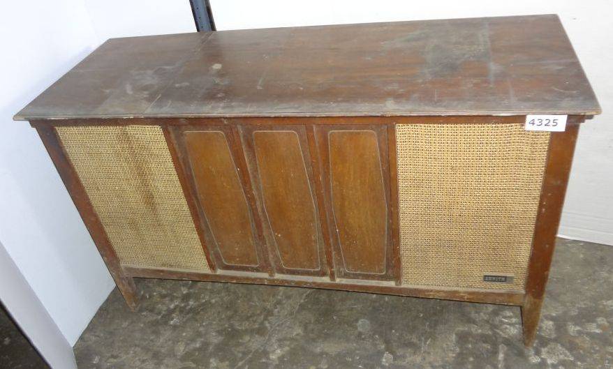 Vintage Record Player/Stereo Zenith Model MM2601 Corrosion On Back