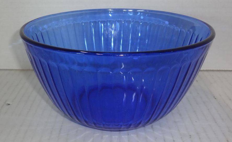 Sold at Auction: 2 Vintage Blue Pyrex Glass Mixing Bowls