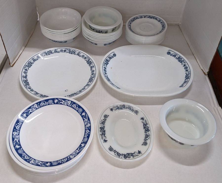 Box Lot - Vintage Corelle Ware & Pyrex 