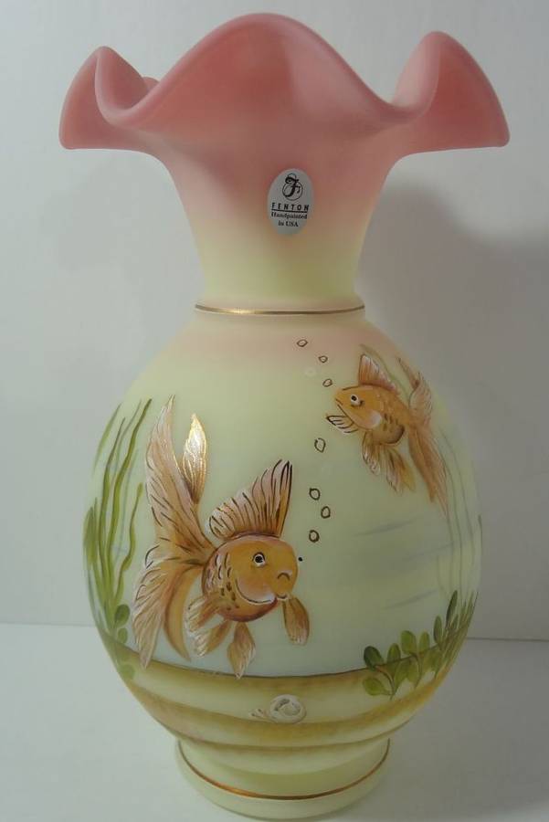 Vase store Fenton Burmese Signed