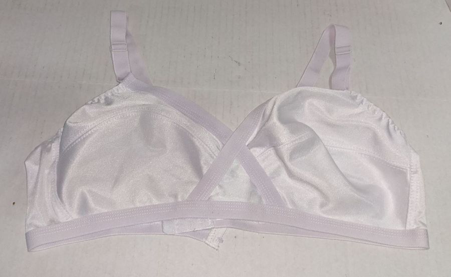 Women's Size 40B White Bra With No Wire or Padding in Very Good