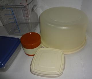 19995 Rubbermaid Servin Saver Cake Keeper 13Diam x 7H Freezer And  Dishwasher Safe, Rubbermaid Servin Saver Two Cup Storage Container 6W x  6D x 2H, Rubbermaid Commercial 8 Qt. Food Storage Container