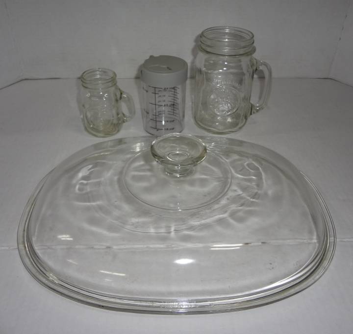 Sold at Auction: 2 Pyrex Glass Bowls With Lids