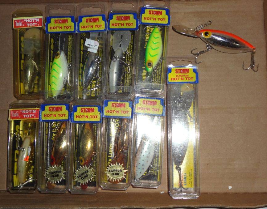 12) Storm Fishing Lures, Tackle Supposedly Pre Rapala, Three Hot N Tot  Copper Clad Sealed New, Two Hot N Tot Thin Fin Very Good Condition, Five  Hot N Tot Very Good Condition