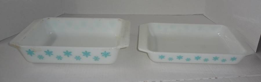 Pyrex White Snowflakes hotsell on Turquoise Space Saver 575 2 Quart