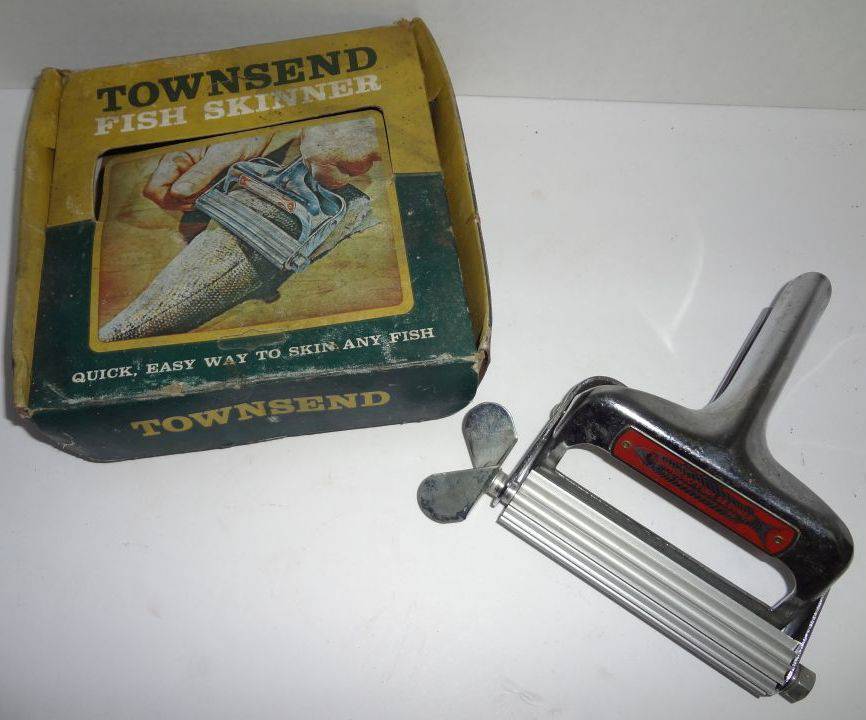 Vintage Fish Skinner By Townsend 7W x 7L x 2 1/4H, Engineering Co. Des  Moines Iowa, Box Has Wear, Comes With Metal Label With Red Fish on Front of  Skinner, Reads Townsend