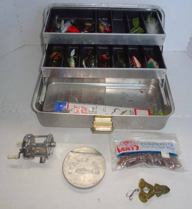 Vintage UMCO 132A Aluminum Tackle Box With Lures, Box 13 1/4W x 7D x 6H,  Good Condition With Some Dings, Great Box! Awesome Value Auction